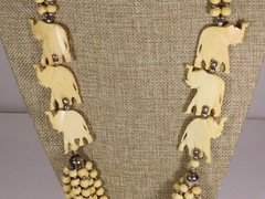 Necklace Tribal Native African Elephants Resin Beaded 16″ Lovely Vintage C4744