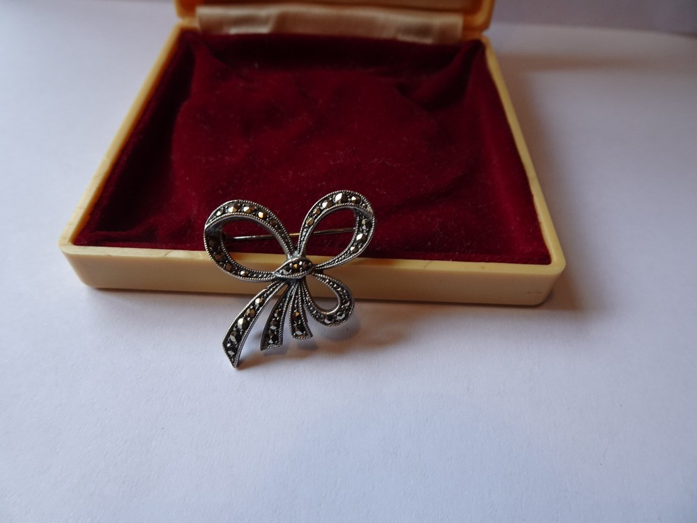 Antique bow brooch sterling silver and maracasite. Inc bakelite display box