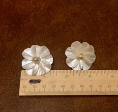 Vintage Mother Of Pearl Cosmos Flower Earrings Gold Tone Pierced Post Statement