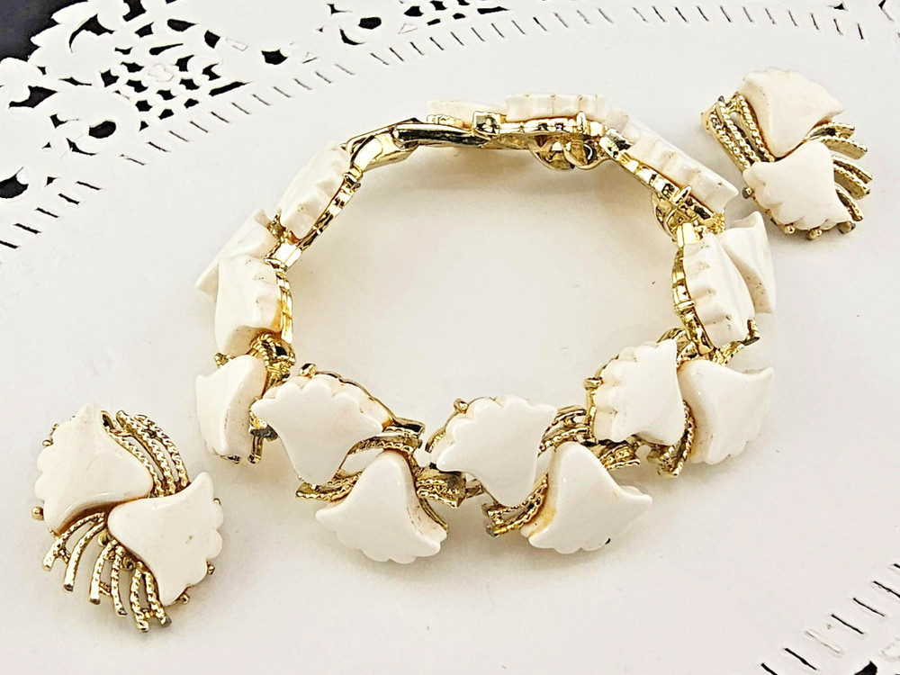 Vintage White Thermoset Lucite Flower 7″ Bracelet Clip Earring Set Gold Tone