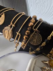 WOW Nice Versatile Vintage/Now Gold Tone Jewelry lot Some Signed