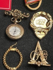AVON SERVICE AWARD LOT ,PRESIDENT CLUB, RISING STAR, PINS ETC. AV16
