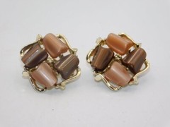 C110-VINTAGE CLIP EARRINGS~BROWN THERMOSET~GOLD TONE~5/8″