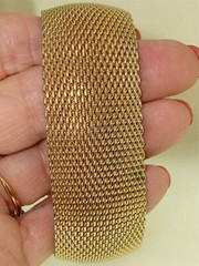 LOVELY VINTAGE 1970-80’S WIDE GOLD TONE MESH BANGLE BRACELET! 8 1/2″