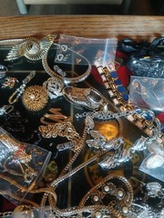 Estate Find Costume Jewelry Lot-Brooches Earrings Necklaces Rings & More (R)