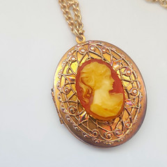 Vintage Cameo Locket Pendant Necklace Gold-Tone Oval Brown Beige Stone Beauty