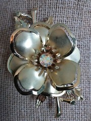 Vintage Gold Tone 3D Crystal Rhinestone Flower Brooch Pin. N11019