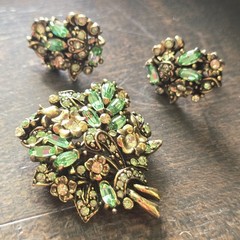 Vtg Set Hollycraft Uranium 1950’s Green Rhinestone Brooch Earrings *Glows UV