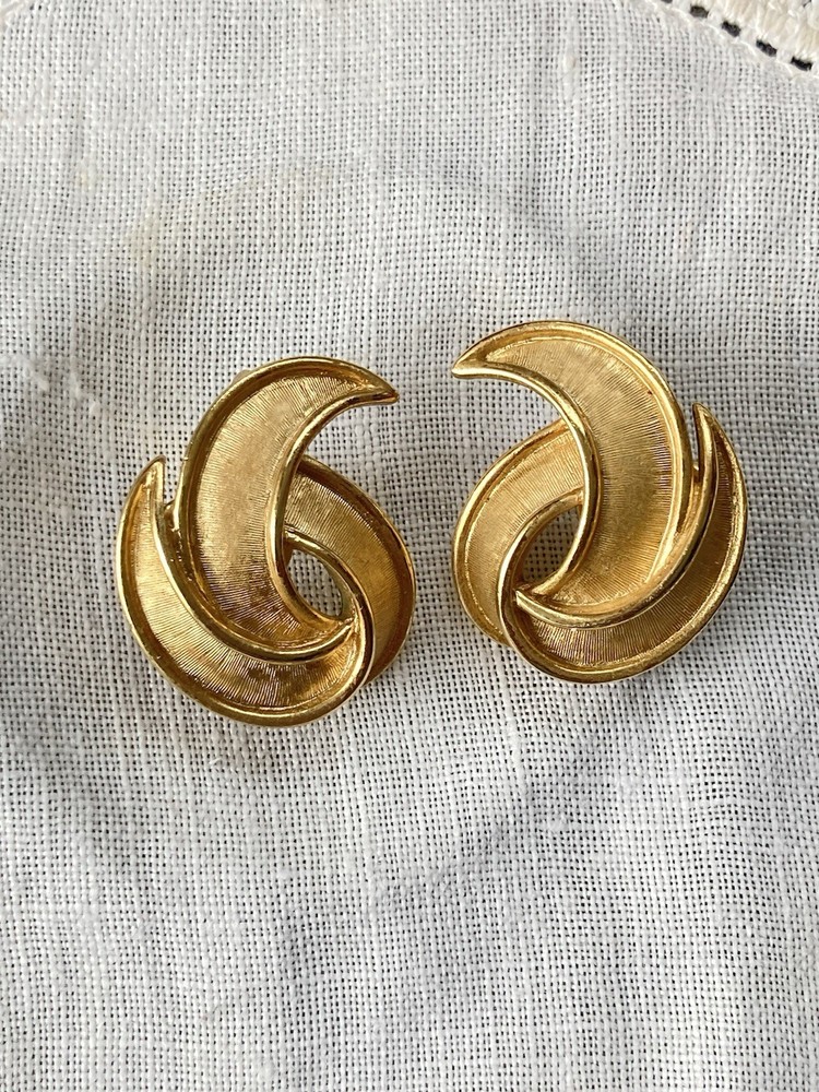 Vintage Signed Crown Trifari Brushed Goldtone Leaf Clip Earrings!