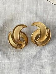 Vintage Signed Crown Trifari Brushed Goldtone Leaf Clip Earrings!