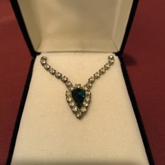 Rhinestone Diamond by the Yard Emerald Green Pendant 16″ Silver Necklace Cf 77