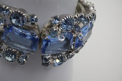 VINTAGE JULIANA SKY BLUE GLASS STONE RHINESTONE SILVER TONE HINGE BRACELET