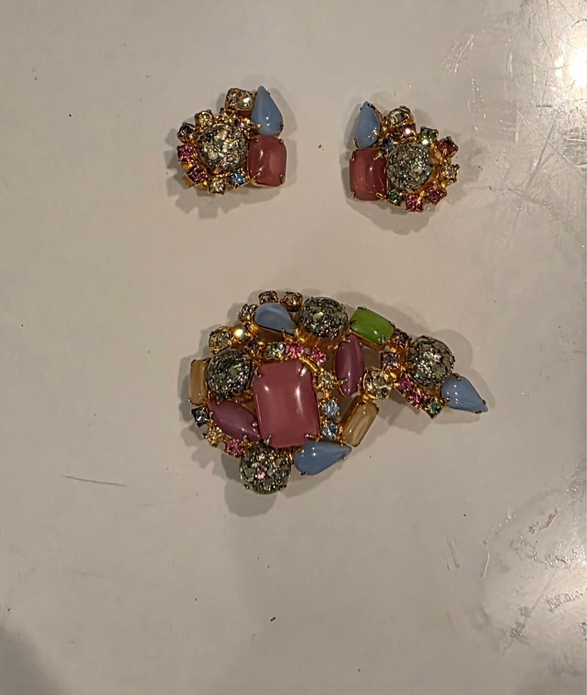 Vintage brooch and mayching earings.