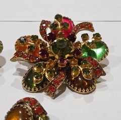 GORGEOUS SELRO SELINI SIGNED MULTI COLORS FLOWER RHINESTONE BROOCHES EARRING SET