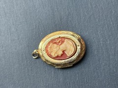 Vintage Cameo Locket Pendant Oval Gold Tone Ivory