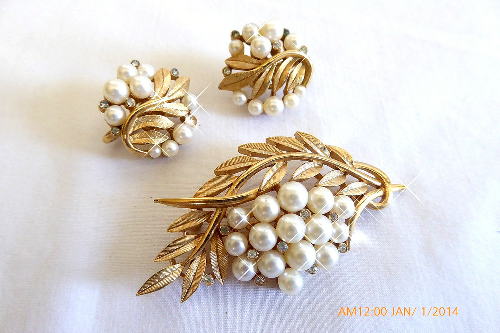 VTG CROWN TRIFARI PEARL & RHINESTONE BROOCH / PIN & EARRINGS SET