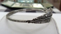 SARDA STERLING SILVER GRANULATED FEATHER SPRING HINGE DELICATE BANGLE BRACELET
