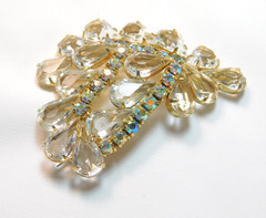 BEAUTIFUL VINTAGE AURORA BOREALIS & TEARDROP PRONG SET RHINESTONE BROOCH! ✨