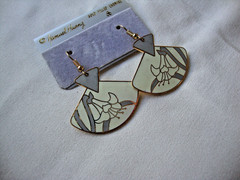 VINTAGE SAMUEL HUANG DESIGNER CLOISONNE ART NOUVEAU IRIS GRAY CREAM EARRINGS