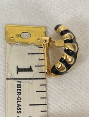Vtg Signed Graziano Raised Gold Tone Design & Black Enamel Clip On Earrings 1”