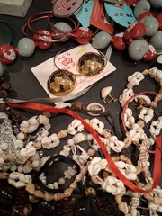VTG costume jewelry lot Sell As Pictured Can Some Pieces Missing/broken (7)2
