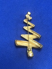 VINTAGE MONET SIGNED GOLD TONE CLEAR RHINESTONES CHRISTMAS TREE BROOCH PIN