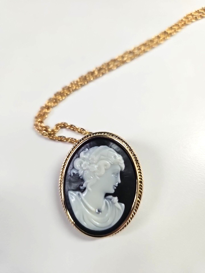 VINTAGE Gold Tone BLACK & WHITE CAMEO PENDANT 23” NECKLACE AVON