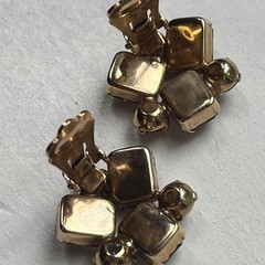 Vintage Weiss Prong Set Purple Lilac Faceted Crystal Glass Clip On Earrings
