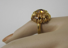 Avon Daisy Dome Ring Amber Rhinestone Gold Tone Flower Vintage Size 6.5