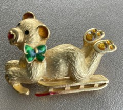VINTAGE SIGNED VERO GOLD TONE BEAR ON SLED BROOCH PIN
