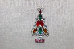 VINTAGE RHINESTONE CRYSTAL 3-1/8″ CHRISTMAS TREE BROOCH/PIN-SILVER TONE-ANGEL
