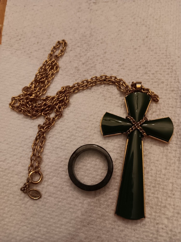 Avon Faux Jade Cross Vintage Gold Tone And Jade Ring Sz 6 ( Not Avon)