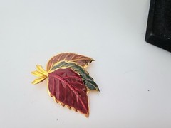 VTG. BROWN, GREEN, & DEEP RED ENAMEL AUTUMN LEAVES GOLD TONE BROOCH 517