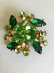 Emerald green vuntage Brooch. Multi faceted