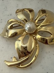 Vtg SIGNED AAI Gold Tone Faux Pearl Butterfly & Flower Brooch Pin 2 Set