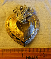 Gorgeous! Signed JOMAZ Pave Golden Heart Brooch
