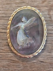 vintage unbranded abalone shell angel cameo brooc pendant gold-tone rope border