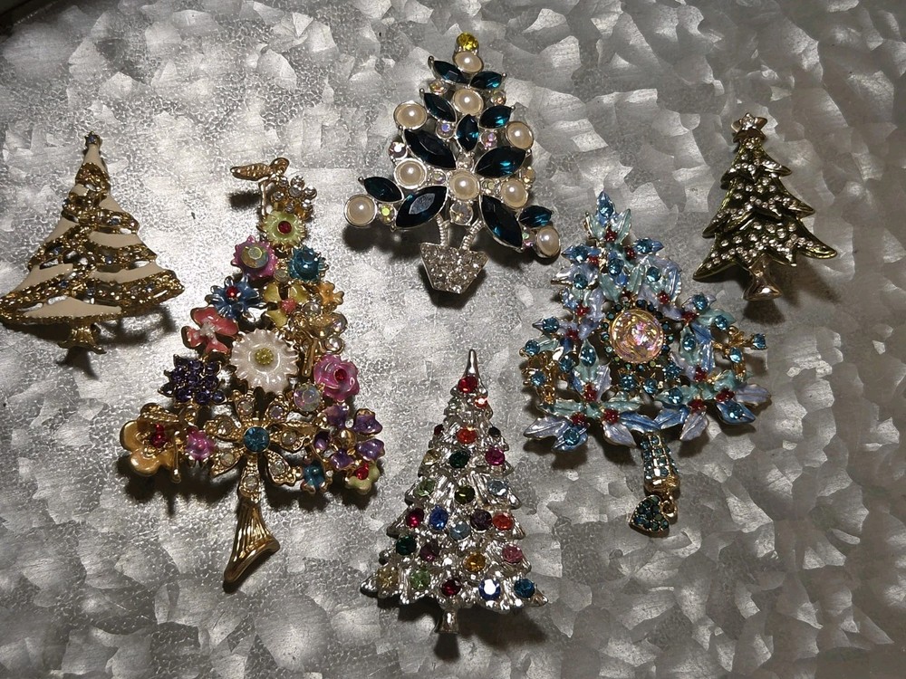 HUGE LOT OF 6 GORGEOUS CHRISTMAS TREE BROOCHES, SOME NEW, 2″ – 4″