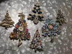 HUGE LOT OF 6 GORGEOUS CHRISTMAS TREE BROOCHES, SOME NEW, 2″ – 4″