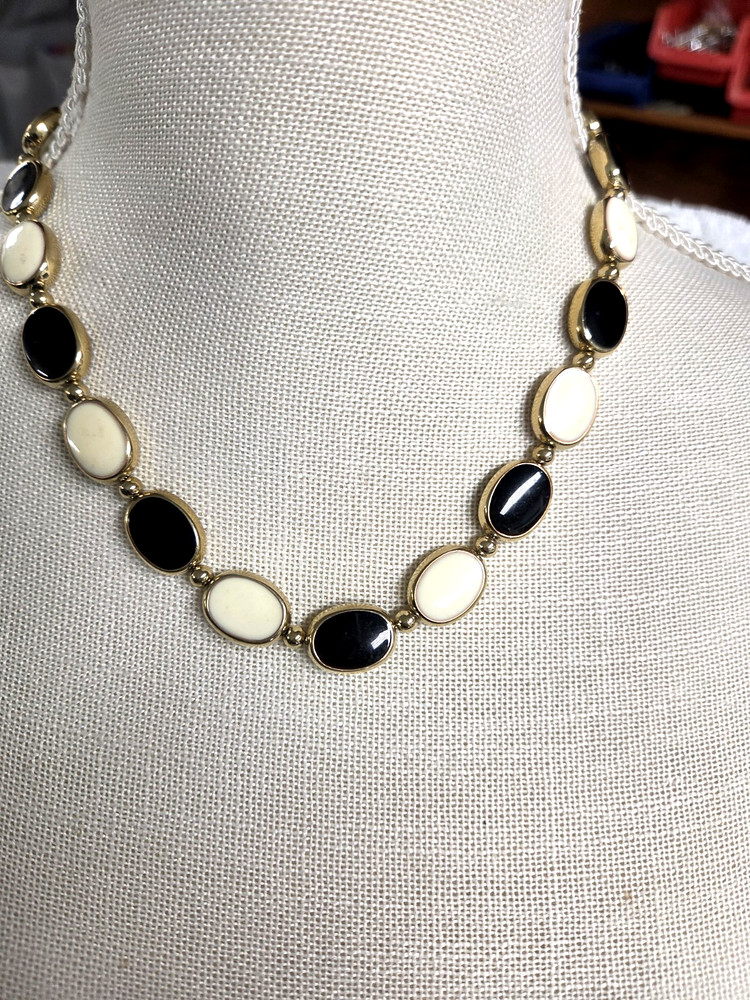 Vtg gold tone chain strung black cream 2 sided Necklace