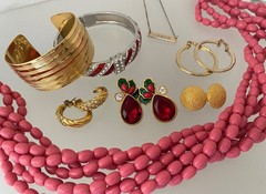 LARGE LOT ESTATE VINTAGE & NOW JEWELRY ALL WEARABLE MANY SIGNED OVER 40 PCS