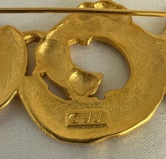Vtg JJ Jonette Jewelry Playing CATS Brooch 3.25″ Hammered Gold Tone Signed Pin