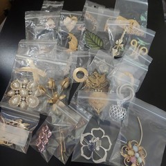 Lot of 26 Vintage Estate Jewelry Costume Brooches Pin Brooch Mix Metal