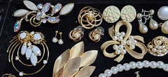 Goldtone Faux Pearl Jewelry Lot Trifari Japan Signed Pieces Brooch Earrings E30