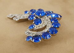 ViNTAGE EiSENBERG ICE SAPPHiRE BLUE & CLEAR RHiNESTONE SiLVER TONE PiN BROOCH