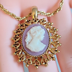 Vintage Lavender Purple Cameo Pendant Necklace 20″ Gold Tone Openwork Frame
