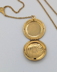 Vintage 1928 Y Drop Locket Necklace Etched Gold Tone Floral Round Photo Long 30″