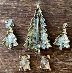 Vtg Christmas Tree Brooch/Pin & Earrings Set Multicolor Cut Rhinestone & Bells