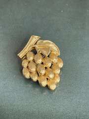 Vintage Trifari Gold Tone Grape Cluster Brooch Textured Fruit