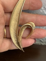 VTG Crown Trifari Brushed Gold Tone Split Leaf Pin Brooch 1955-1969 Philippe Era